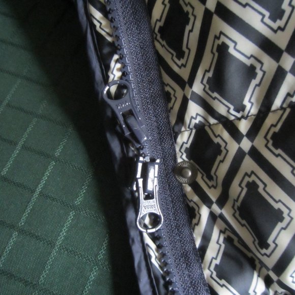 TALBOTS Womens Vest Size M Puffy Quilted Down Fill Navy Pattern Pockets Zip/Snap - Picture 7 of 10